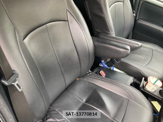 Toyota VOXY HYBRID 2017-07 8318047-24