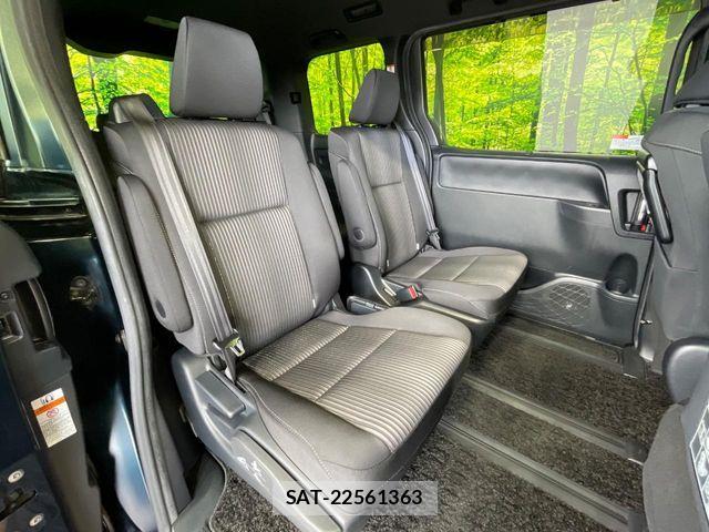Toyota VOXY HYBRID 2017-12 8318030-9