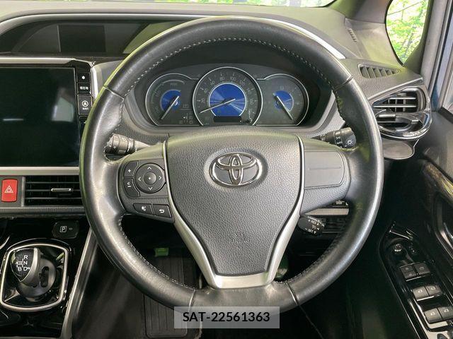 Toyota VOXY HYBRID 2017-12 8318030-12