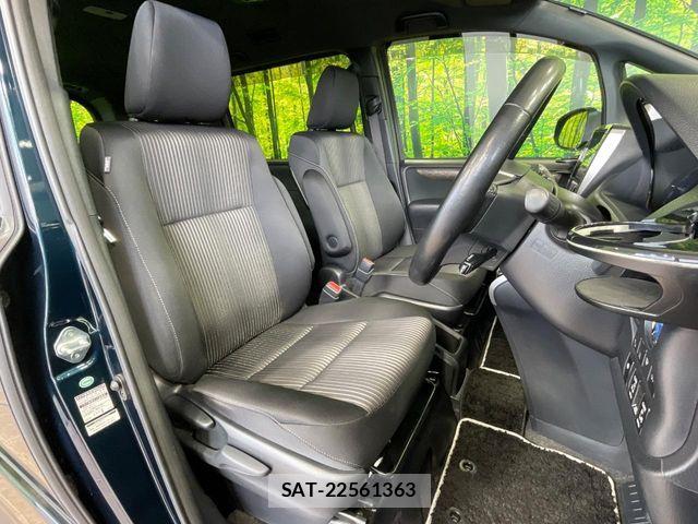 Toyota VOXY HYBRID 2017-12 8318030-8
