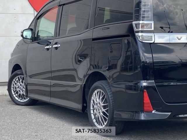 Toyota VOXY HYBRID 2021-08 8318013-15