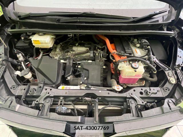 Toyota VOXY HYBRID 2017-10 8318042-17