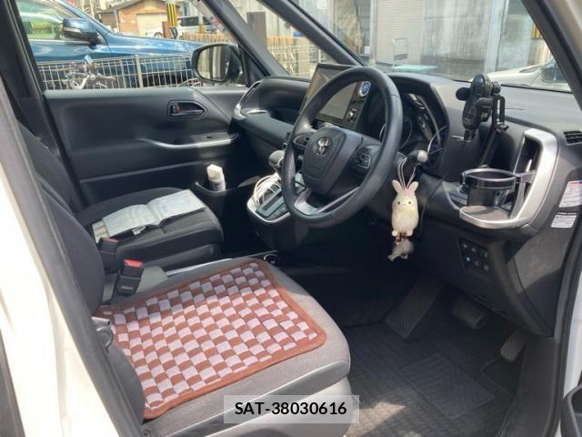 Toyota VOXY HYBRID 2023-03 8318011-10
