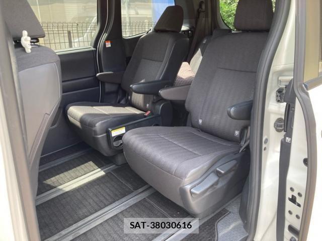 Toyota VOXY HYBRID 2023-03 8318011-11