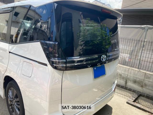 Toyota VOXY HYBRID 2023-03 8318011-5