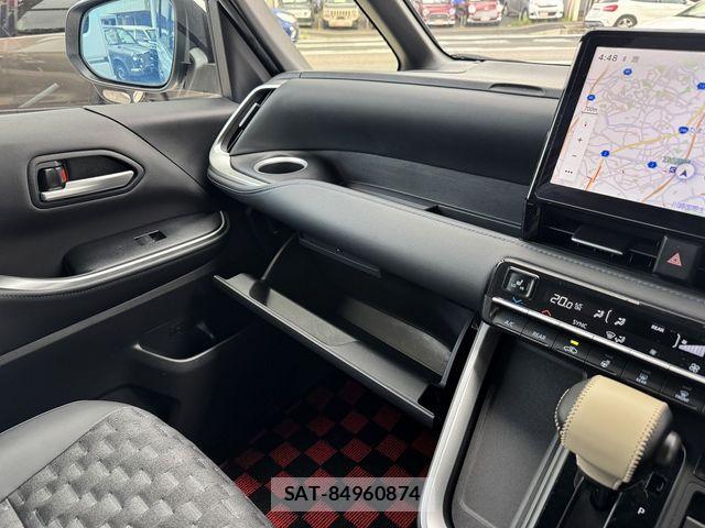 Toyota VOXY HYBRID 2023-05 8318008-18