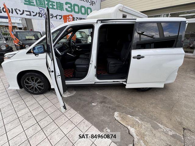 Toyota VOXY HYBRID 2023-05 8318008-23