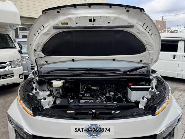 Toyota VOXY HYBRID 2023-05 8318008-28