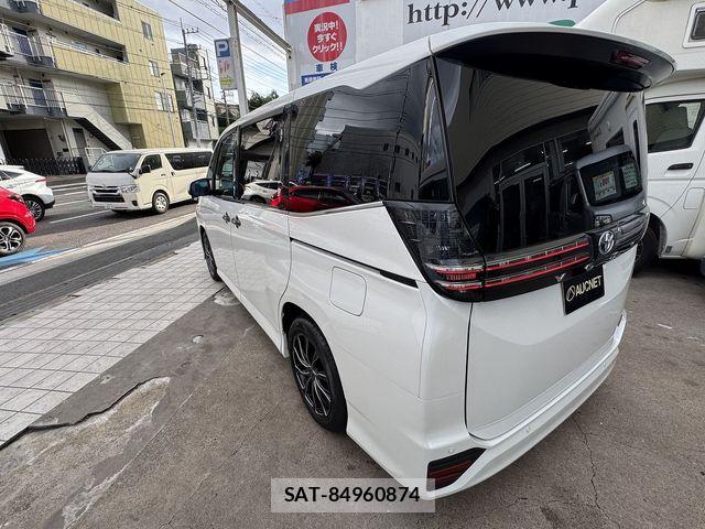 Toyota VOXY HYBRID 2023-05 8318008-2