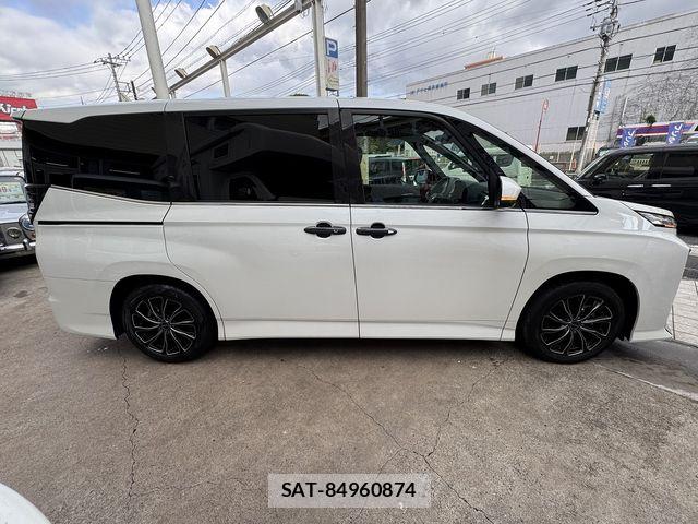Toyota VOXY HYBRID 2023-05 8318008-5