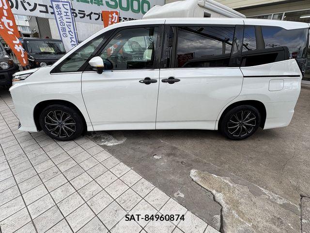 Toyota VOXY HYBRID 2023-05 8318008-8