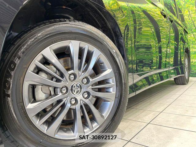 Toyota VOXY HYBRID 2023-12 8318006-12