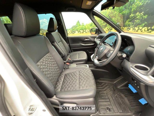Toyota VOXY HYBRID 2023-07 8338464-6