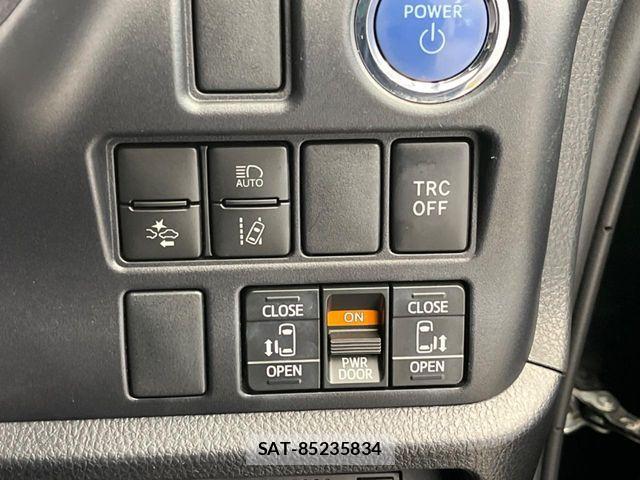 Toyota VOXY HYBRID 2019-07 8338484-3
