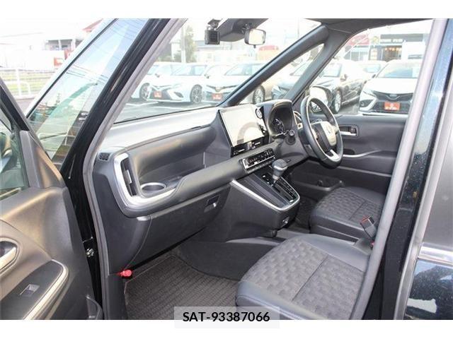 Toyota VOXY HYBRID 2022-11 8338481-9