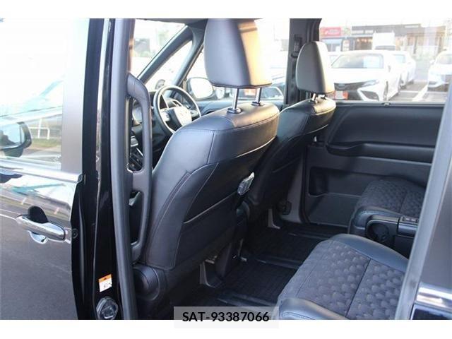 Toyota VOXY HYBRID 2022-11 8338481-10