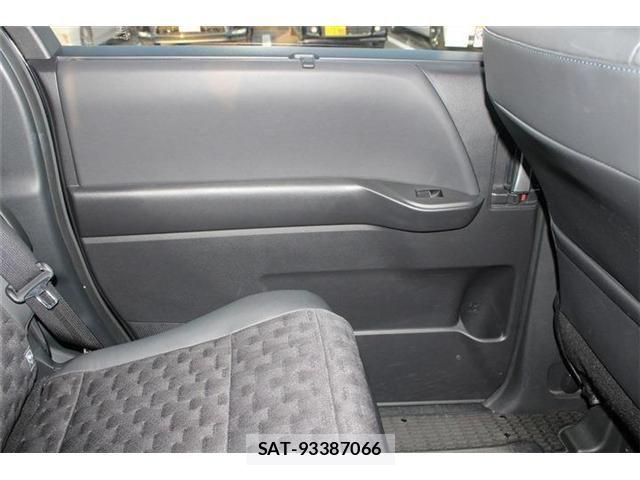 Toyota VOXY HYBRID 2022-11 8338481-12