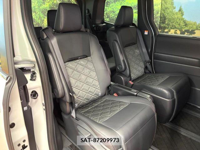 Toyota VOXY HYBRID 2026-06 8338455-11