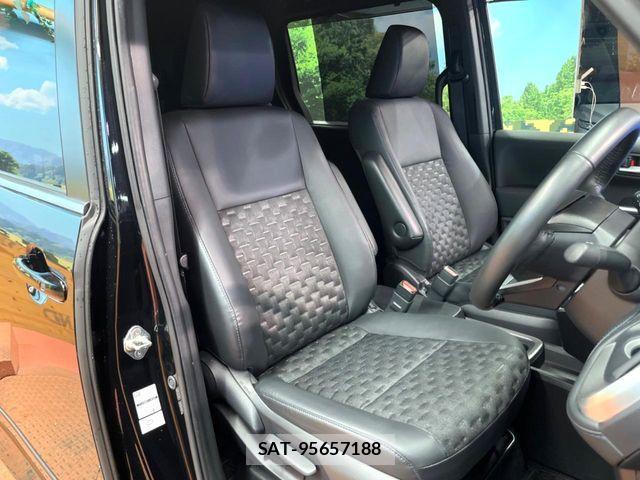 Toyota VOXY HYBRID 2023-08 8338458-9