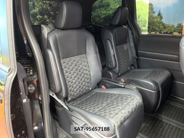 Toyota VOXY HYBRID 2023-08 8338458-10
