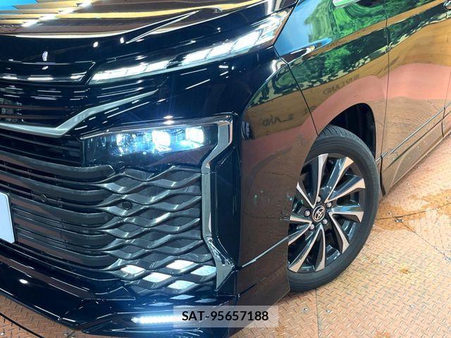 Toyota VOXY HYBRID 2023-08 8338458-13