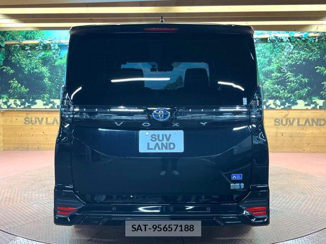 Toyota VOXY HYBRID 2023-08 8338458-16