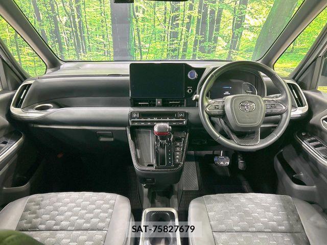 Toyota VOXY HYBRID 2023-05 8338482-1