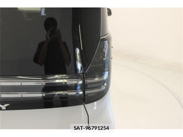 Toyota VOXY HYBRID 2022-11 8338483-19