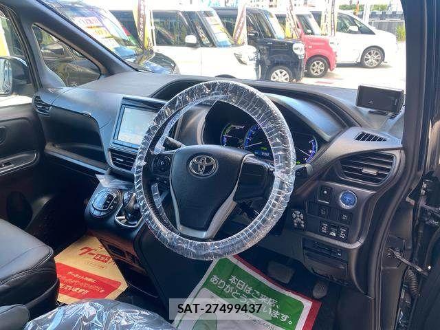 Toyota VOXY HYBRID 2014-06 8338492-3