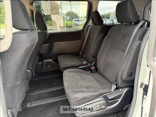 Toyota VOXY HYBRID 2015-01 8338496-9