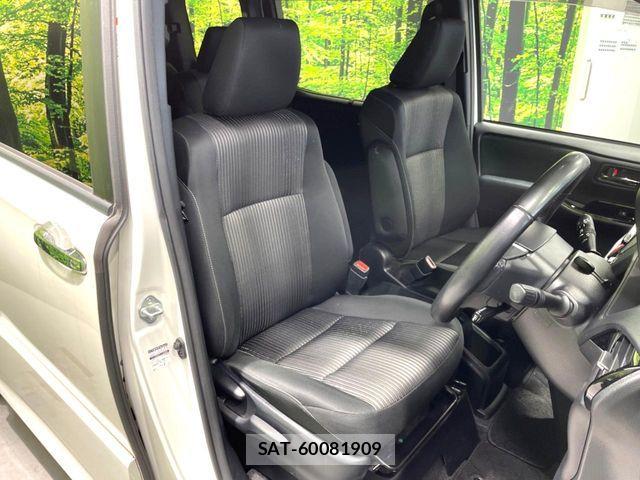Toyota VOXY HYBRID 2018-08 8338486-11