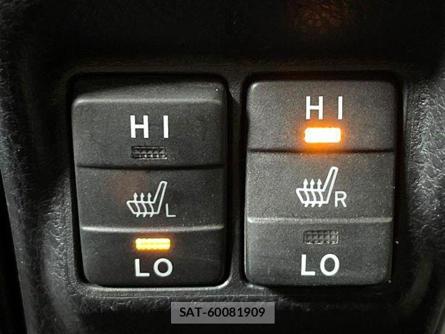 Toyota VOXY HYBRID 2018-08 8338486-6