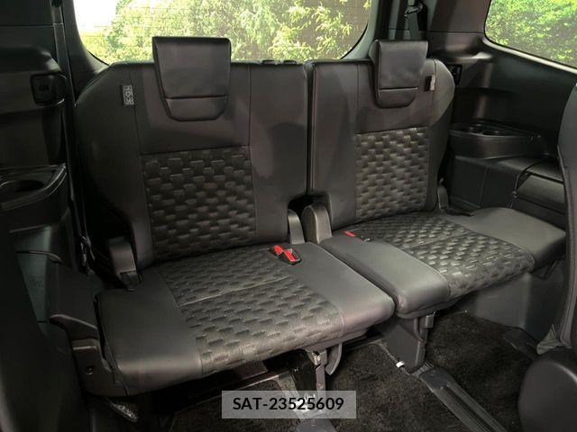 Toyota VOXY HYBRID 2024-08 8338461-11