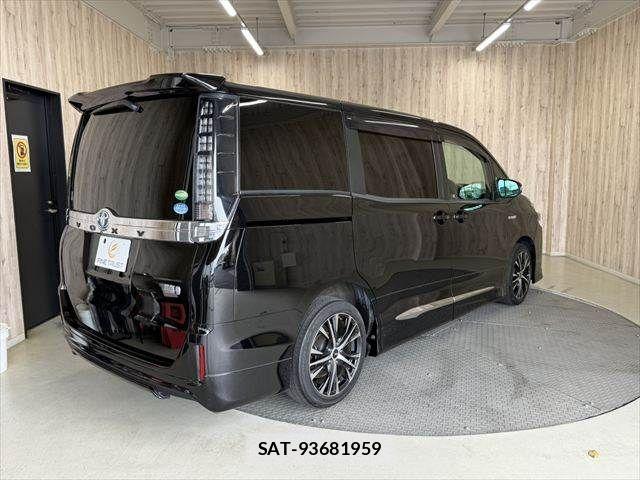 Toyota VOXY HYBRID 2014-04 8338493-19