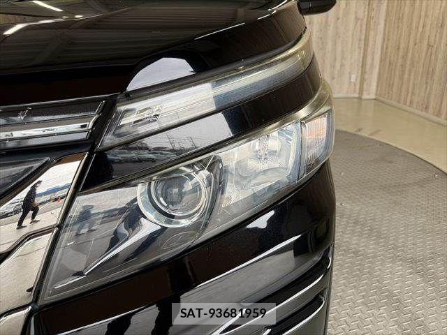 Toyota VOXY HYBRID 2014-04 8338493-23