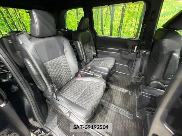Toyota VOXY HYBRID 2023-10 8338479-9