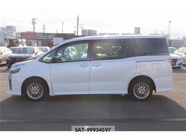 Toyota VOXY HYBRID 2020-11 8338487-11