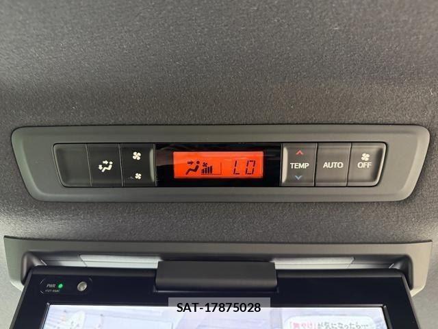 Toyota VOXY HYBRID 2019-05 8355884-26