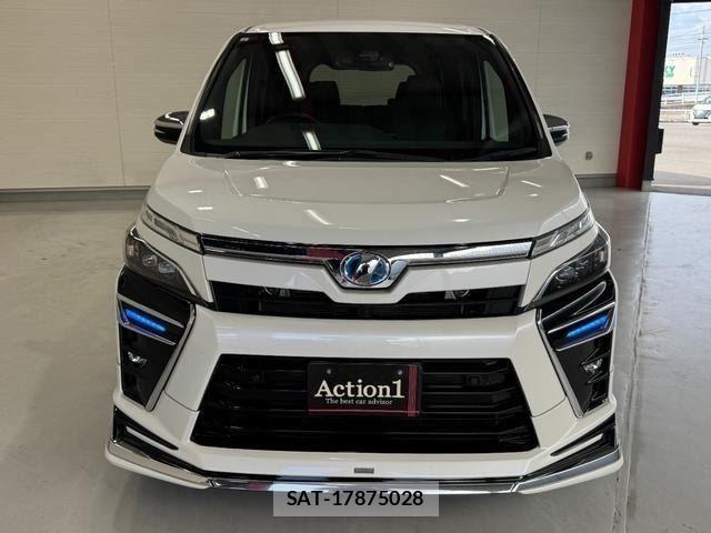 Toyota VOXY HYBRID 2019-05 8355884-2
