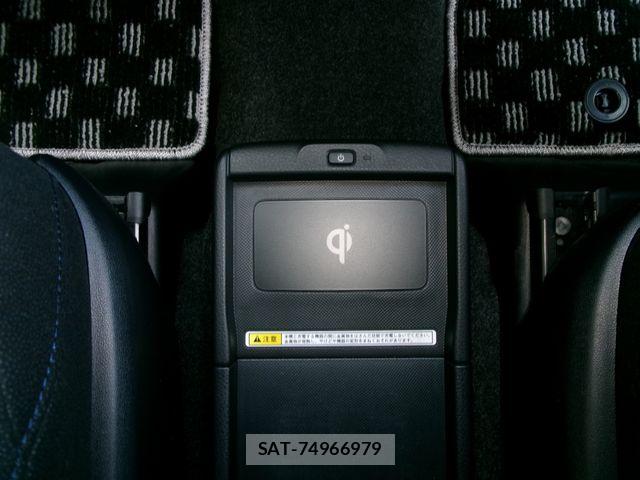 Toyota VOXY HYBRID 2014-11 8355885-17
