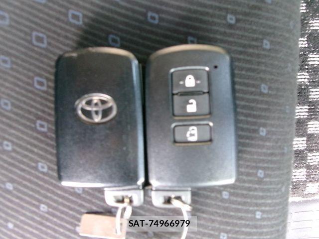 Toyota VOXY HYBRID 2014-11 8355885-21