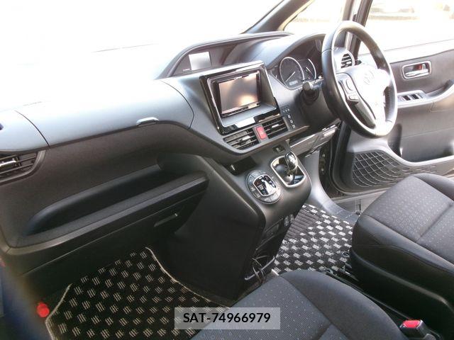 Toyota VOXY HYBRID 2014-11 8355885-5