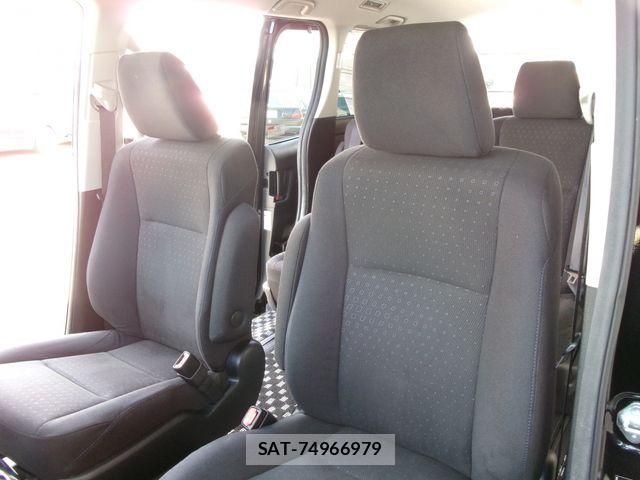 Toyota VOXY HYBRID 2014-11 8355885-8