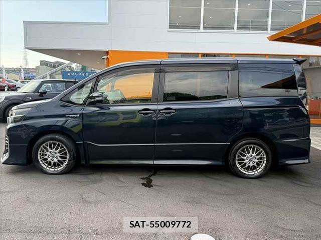 Toyota VOXY HYBRID 2016-04 8355882-11