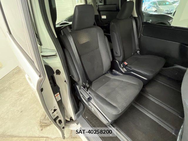 Toyota VOXY HYBRID 2015-06 8369727-9