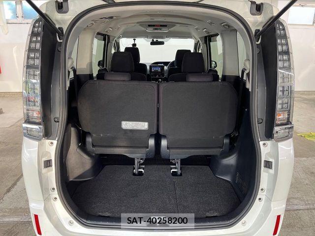 Toyota VOXY HYBRID 2015-06 8369727-11