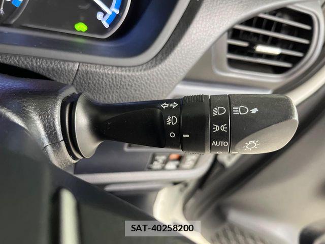 Toyota VOXY HYBRID 2015-06 8369727-19