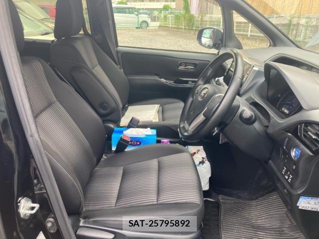 Toyota VOXY HYBRID 2019-05 8369725-12