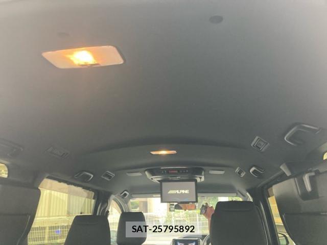 Toyota VOXY HYBRID 2019-05 8369725-15