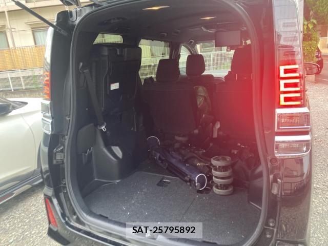 Toyota VOXY HYBRID 2019-05 8369725-16